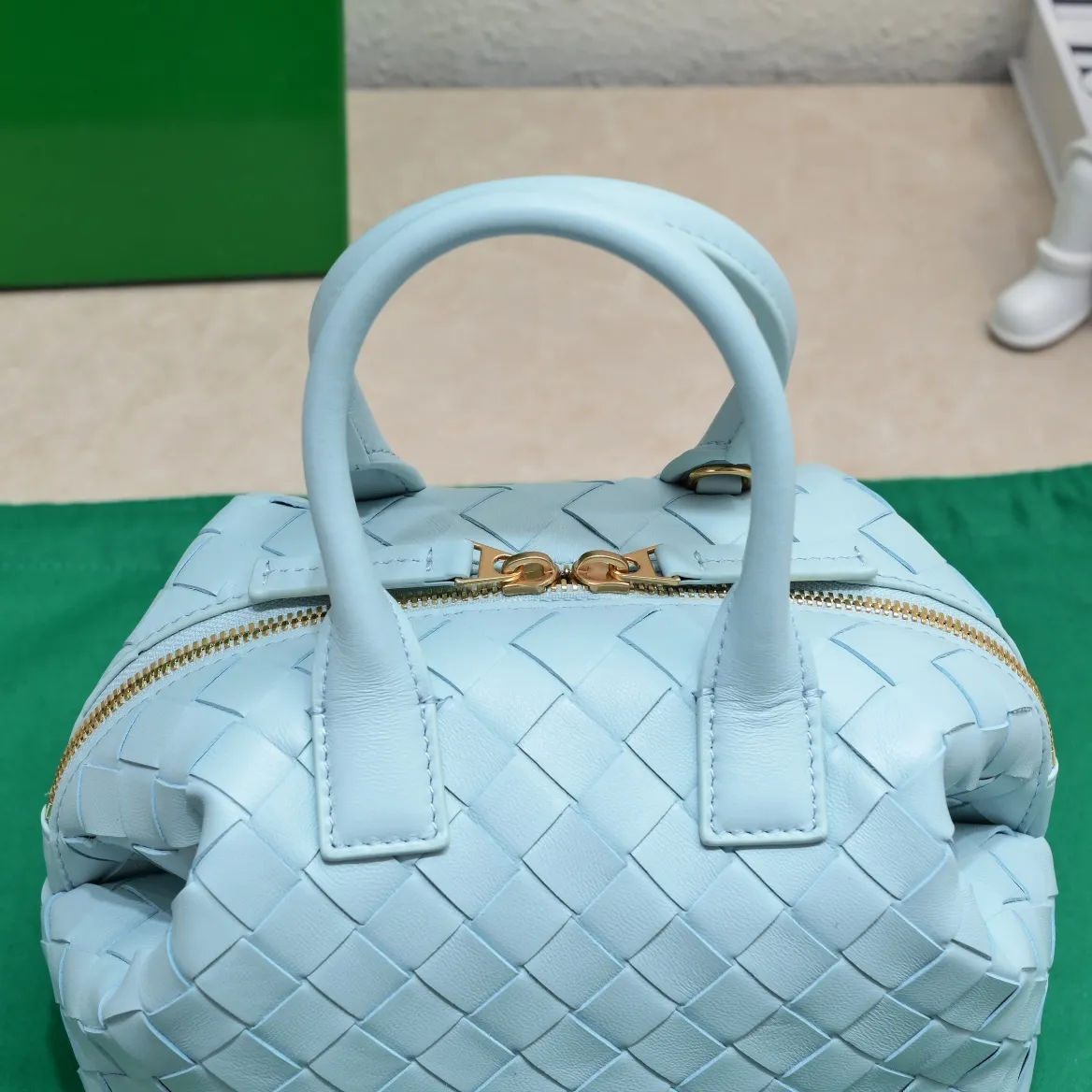 Batch 1560 #Bv Small Intrecciato woven leather bowling bag with detachable crossbody strap, single interior flat pocket, zipper closure "Classic weaving craftsmanship" is an indispensable symbol of the brand🔥. The meticulous weaving craftsmanship not only makes the bucket bag show a sense of high-end, but also adds a sense of agility to it, exuding a simple and elegant beauty. It is made of soft and delicate sheepskin texture. It is light and comfortable, and reveals a sense of high-end everywhere. The color matching is refreshing and clean, and the upper body is aged~concave shape! A bowling bag that can be used for both work and leisure. Size: 20.5*15.5*10cm, model: 7460#